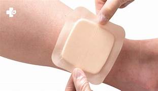 Apósito de espuma de poliuretano — estructura multicapa con núcleo absorbente y capa exterior semipermeable impermeable al agua y bacterias